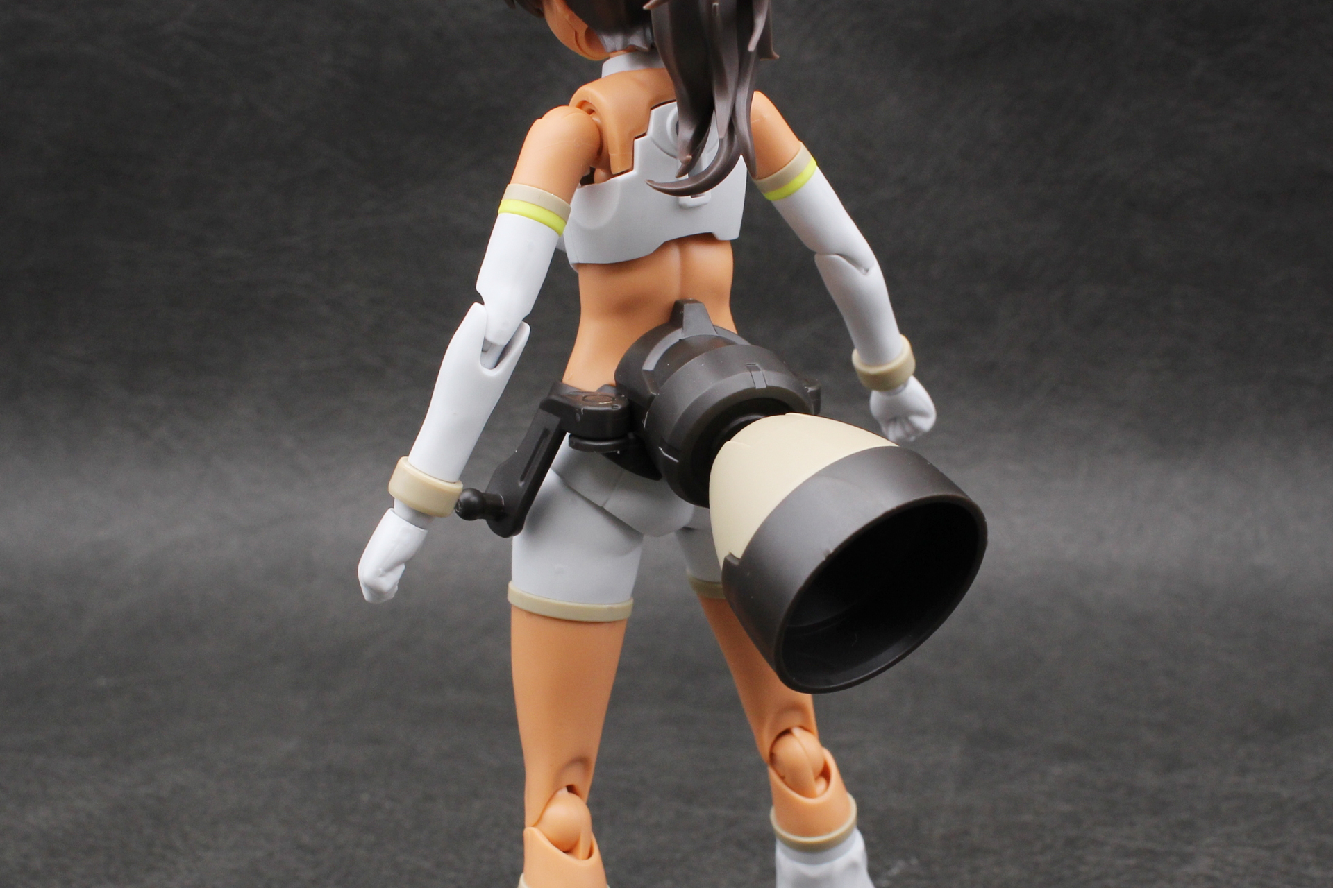 組み立てたアーマーを腰部に取り付ける