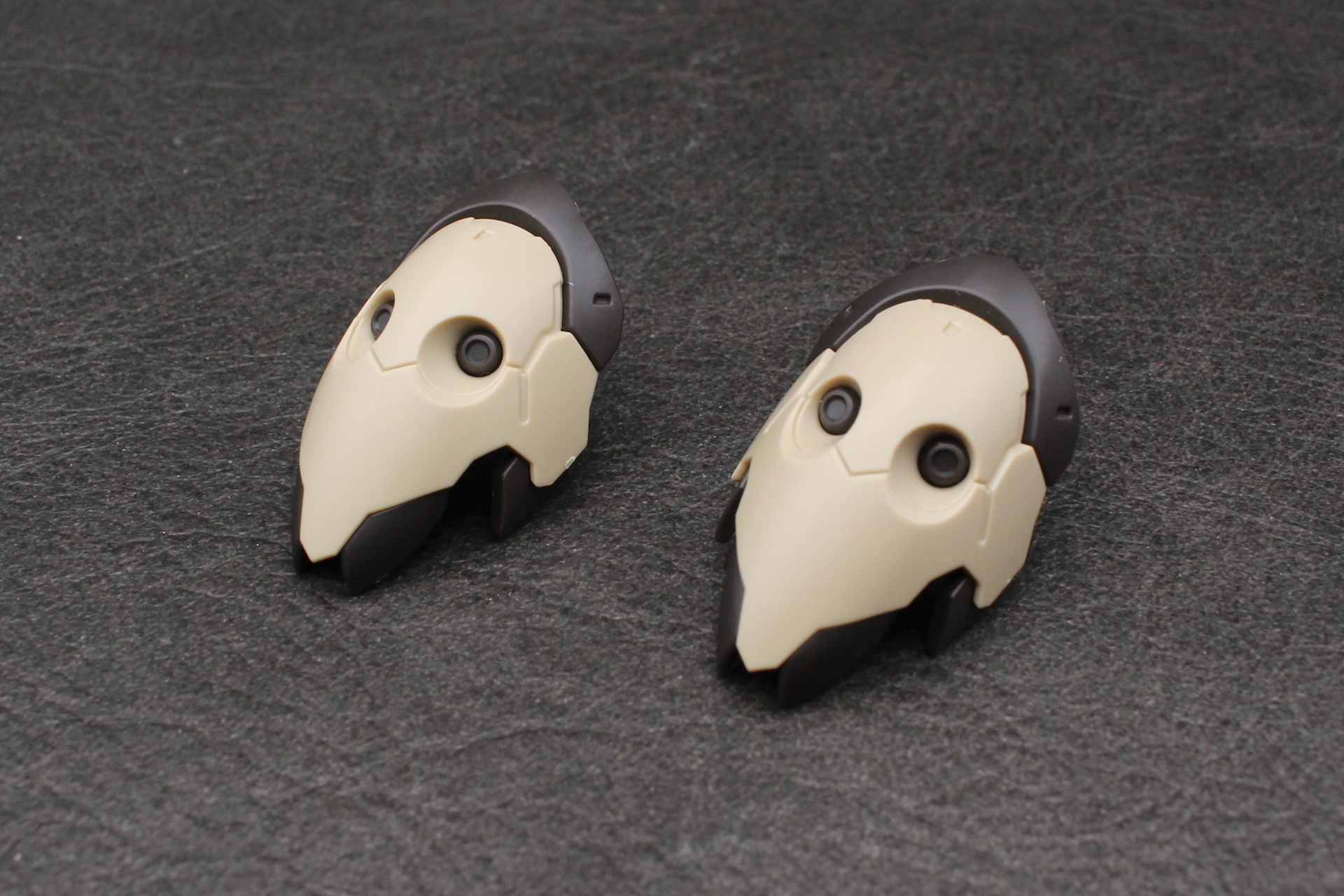 腰アーマーを組み立てる。左右に違いはない