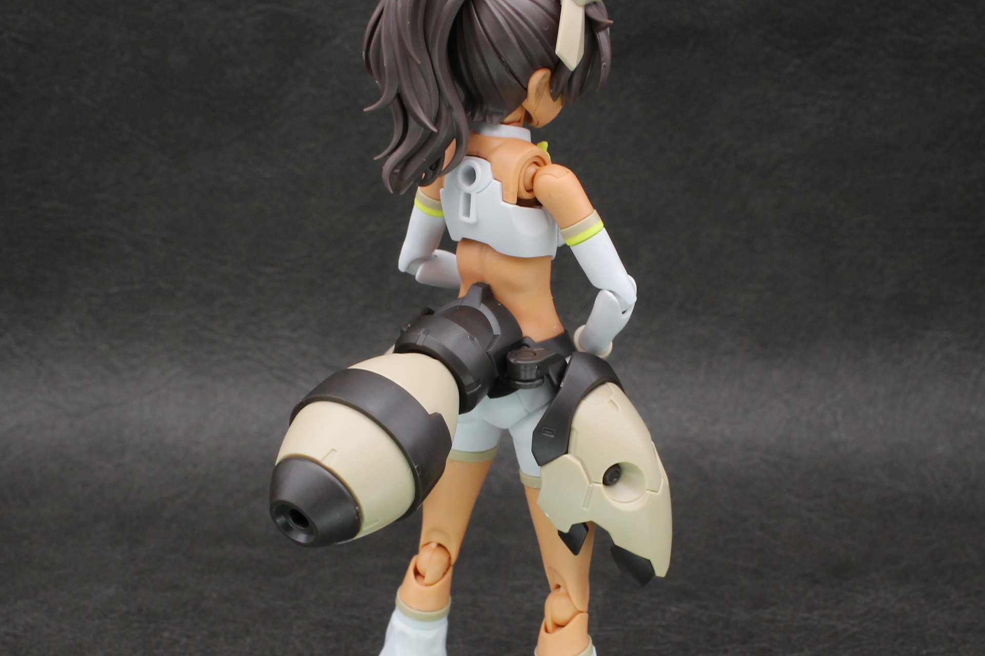 先端のパーツは尻尾のパーツに取り付けが可能だ