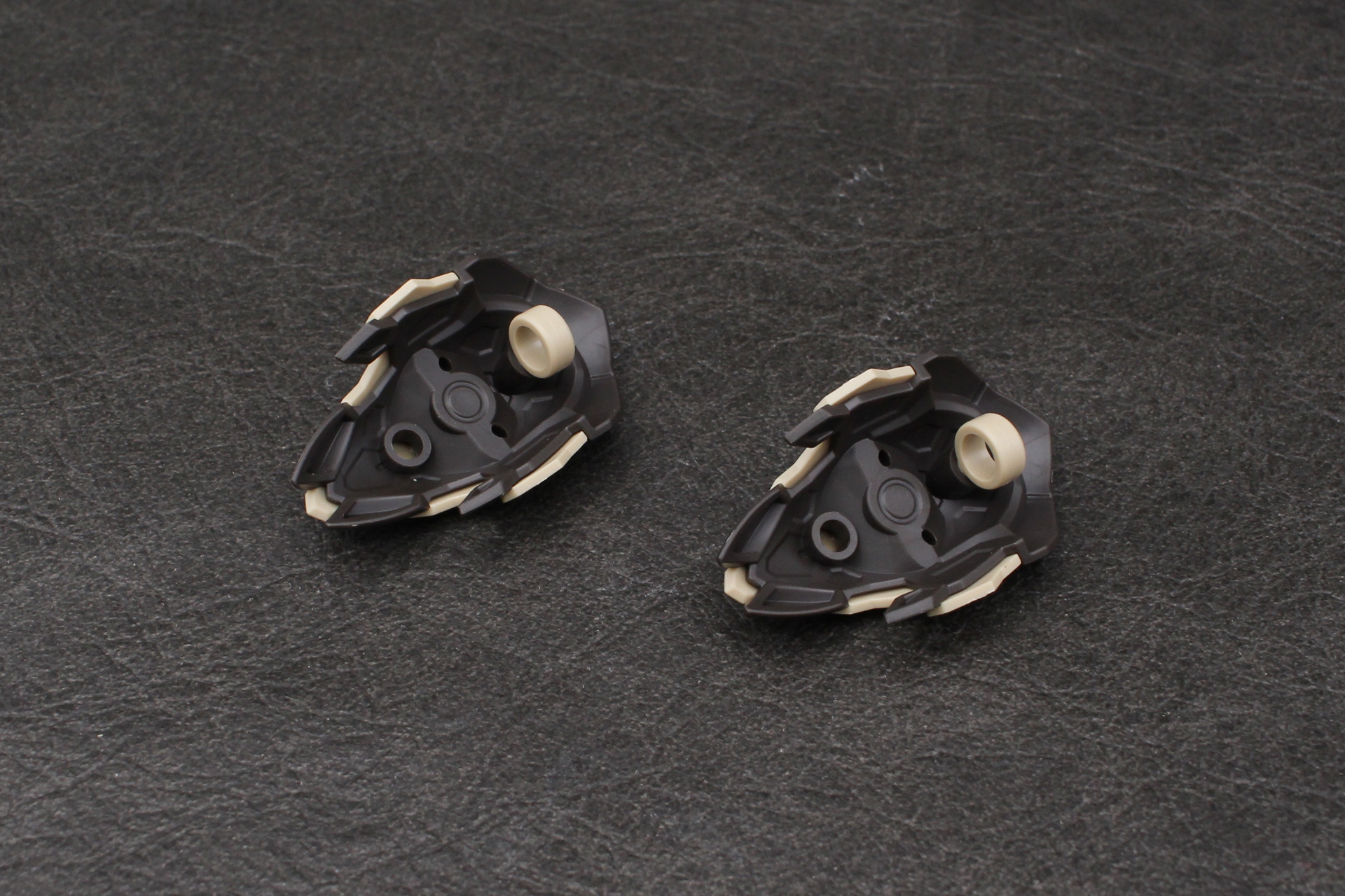 腰アーマーはジョイント付きのリングを取り付けることで腕に装備できる