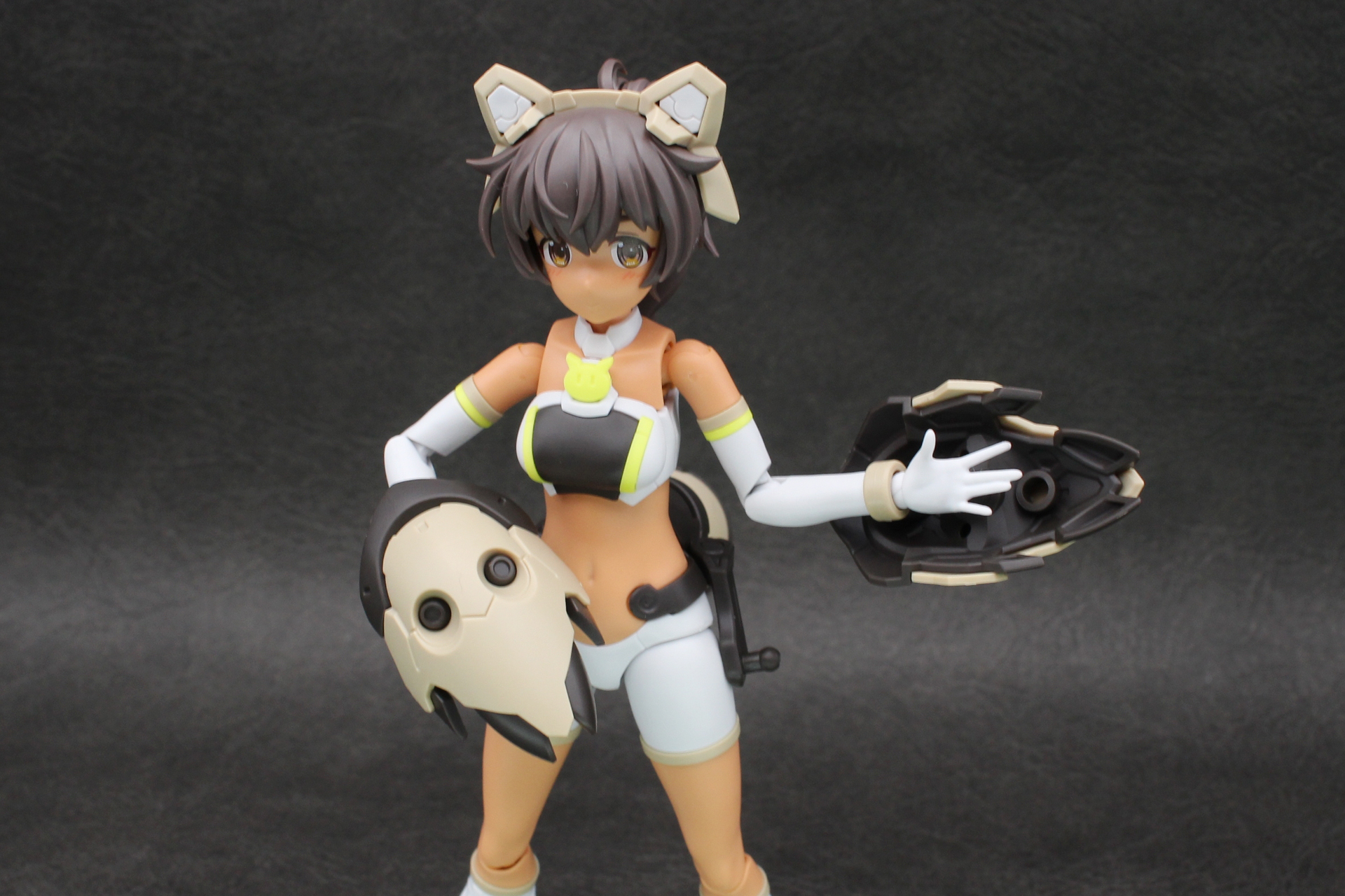 腰アーマーはジョイント付きのリングを取り付けることで腕に装備できる