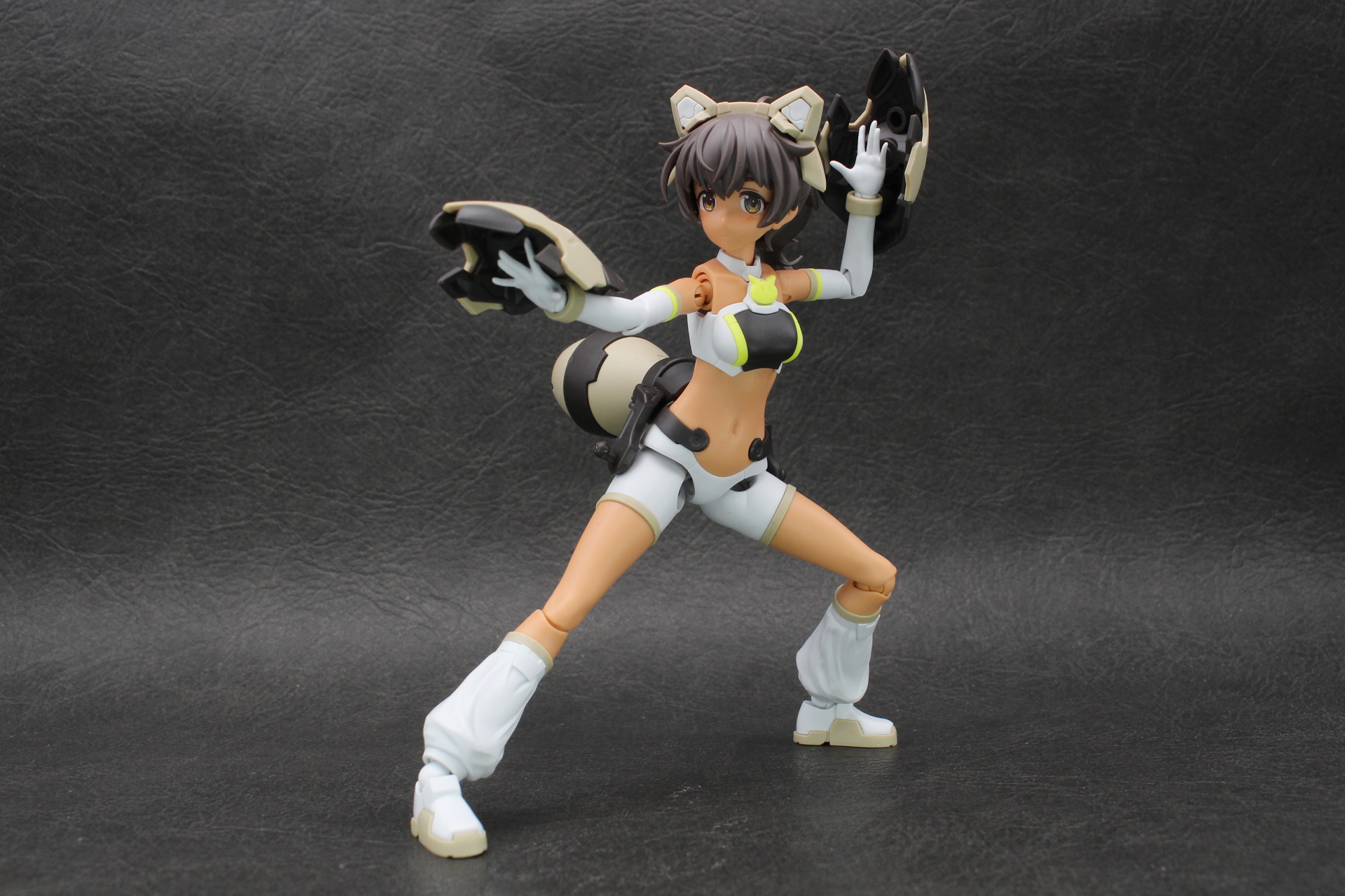 手甲やクローのようなイメージでポーズを取ると決まる