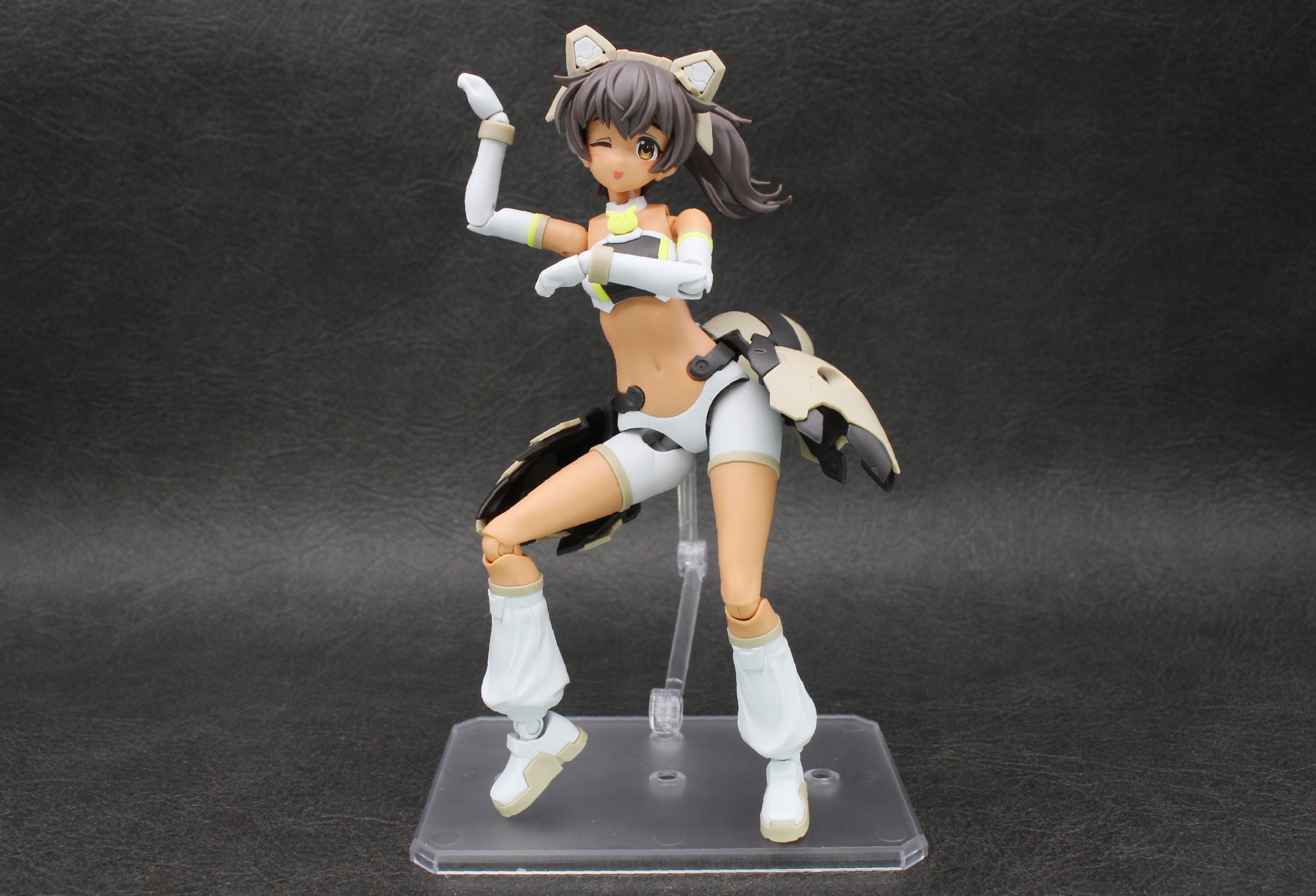 動物っぽいイメージを強調するポーズもよく似合う