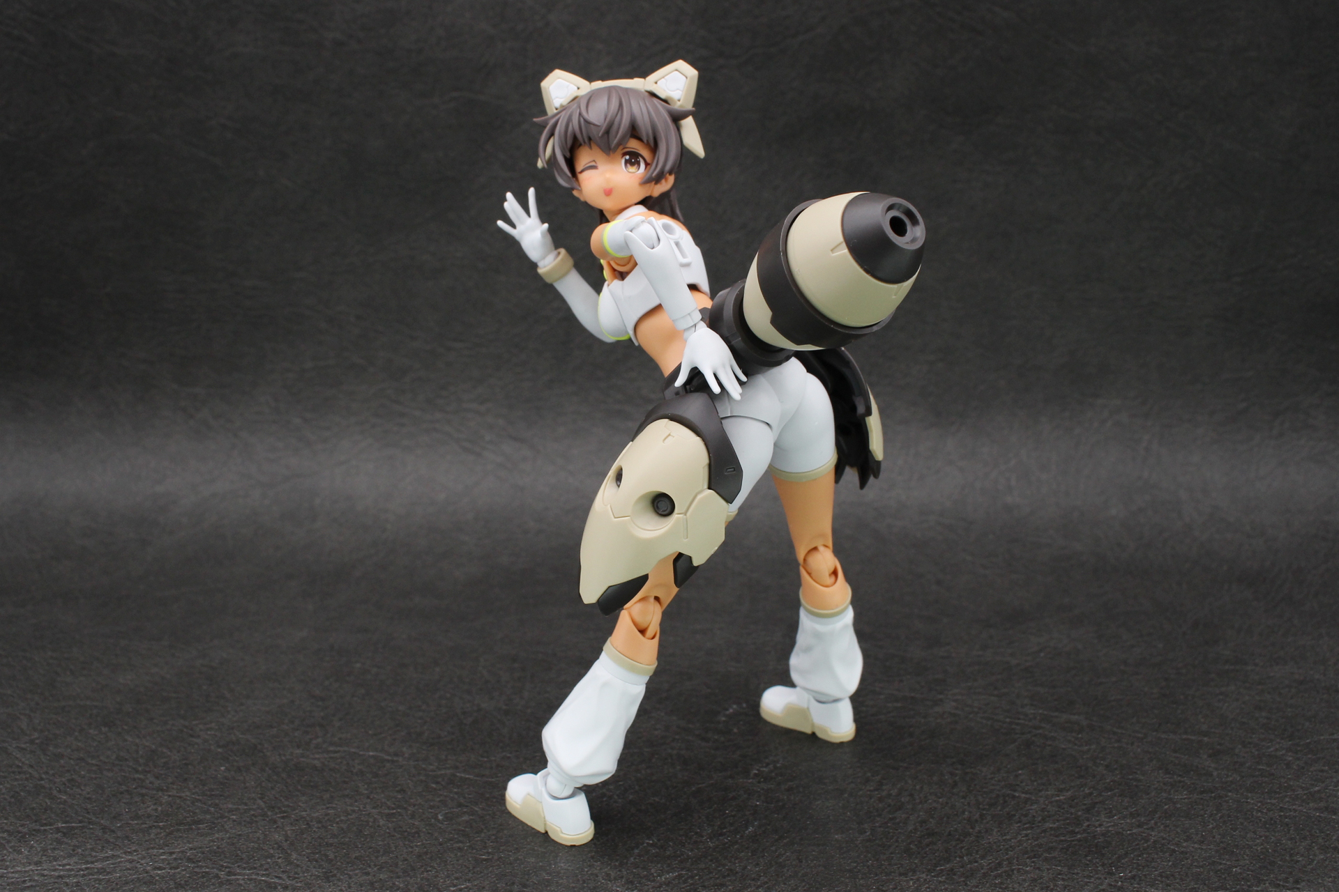 動物っぽいイメージを強調するポーズもよく似合う