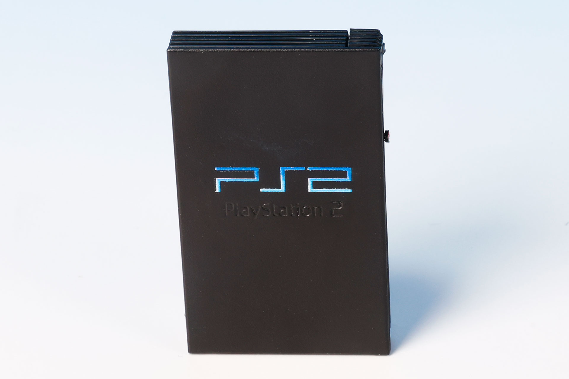 グラデーションがかかったPS2のロゴが美しい。サイズは全高約50mm