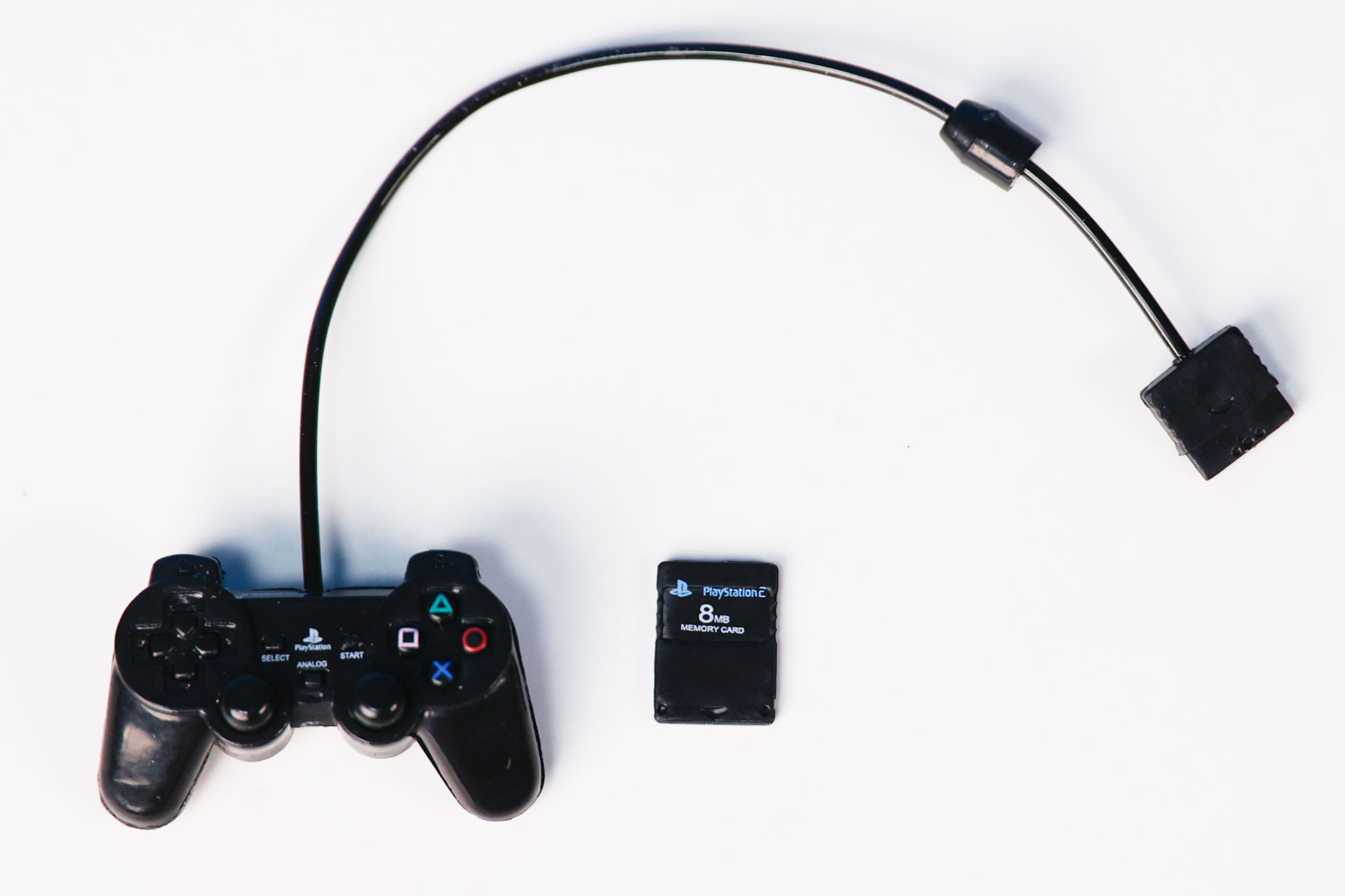 着脱可能なコントローラーとメモリーカードが付属