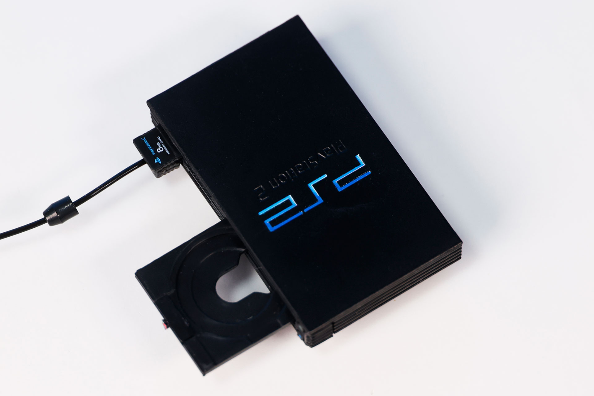 指で開けるのは難しいが、ディスクトレイも引き出すことが可能だ