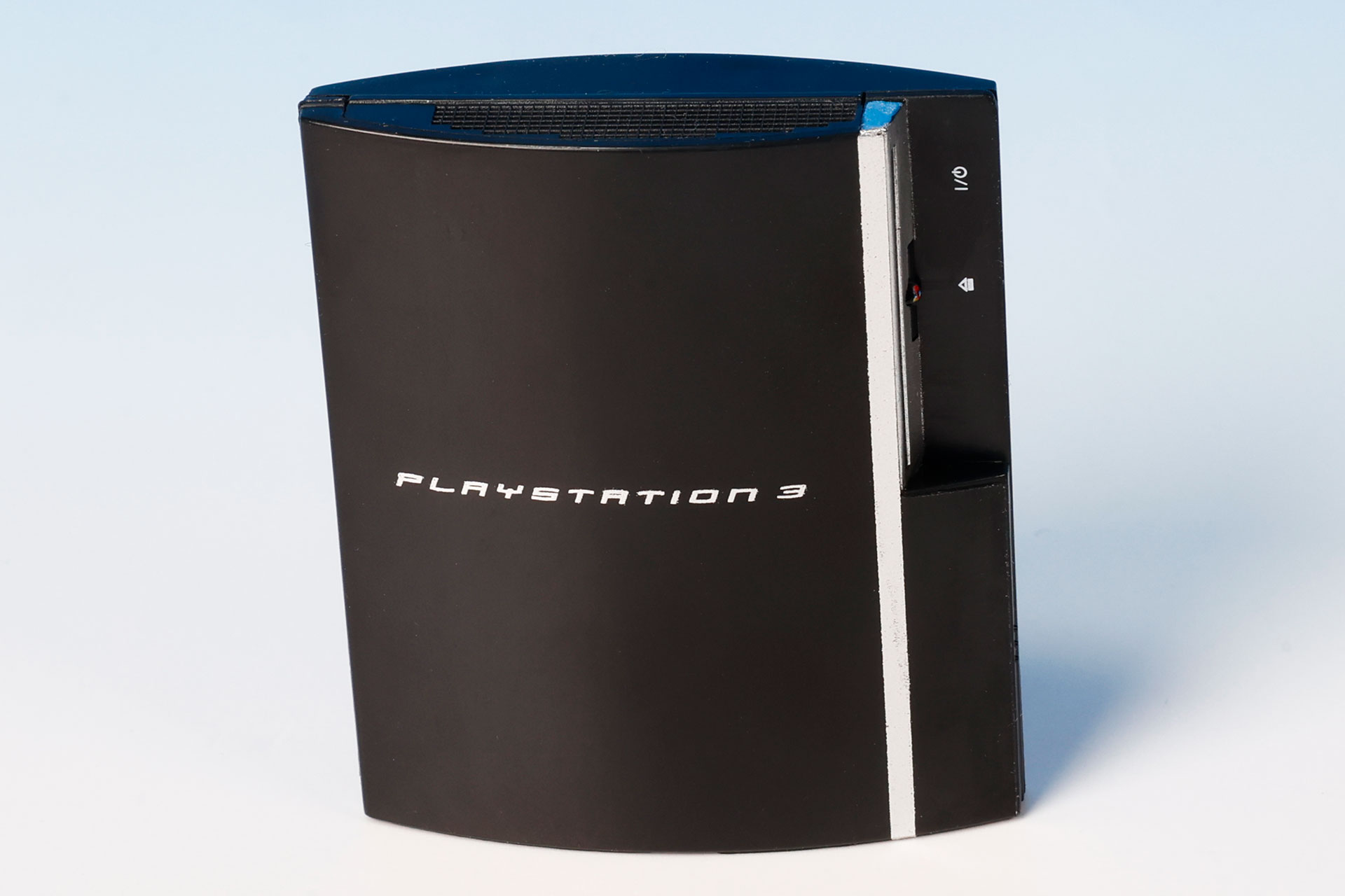「PLAYSTATION 3」のロゴが目立つ。サイズは全高約54mm