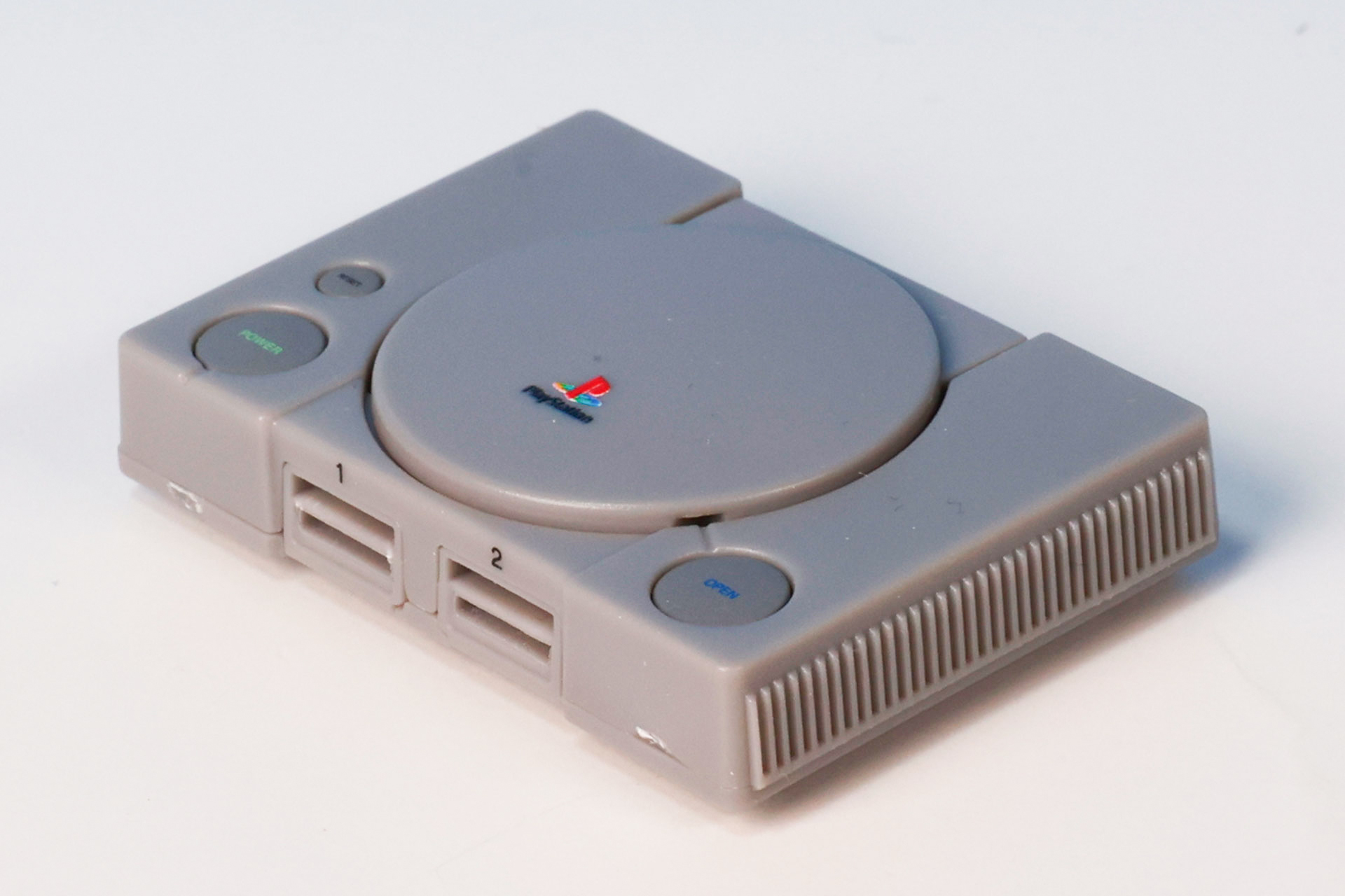 一瞬本物かと見間違うような出来映えだ。サイズは全幅約43mm