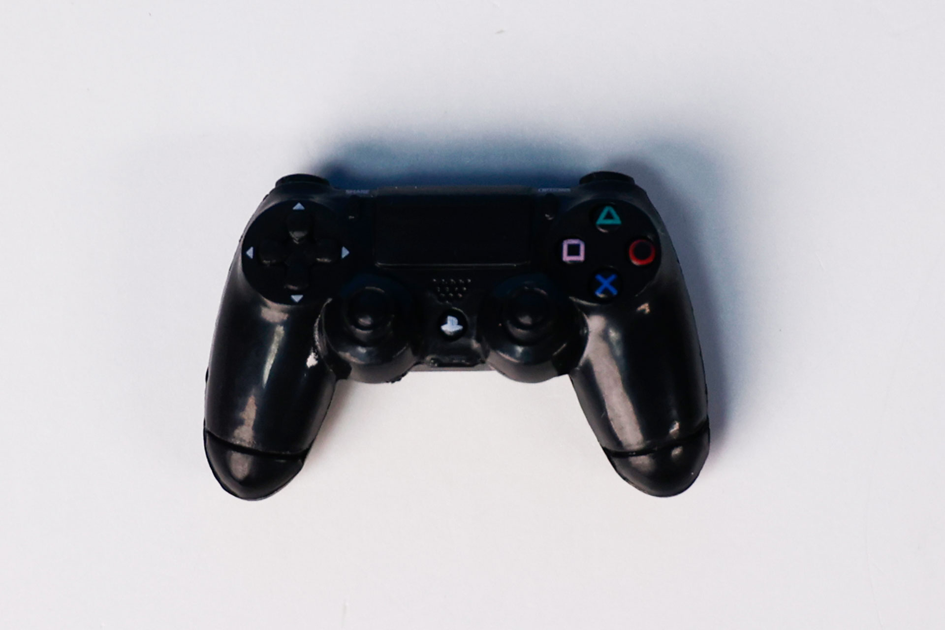 同梱されているコントローラーは「DUALSHOCK™4」だ