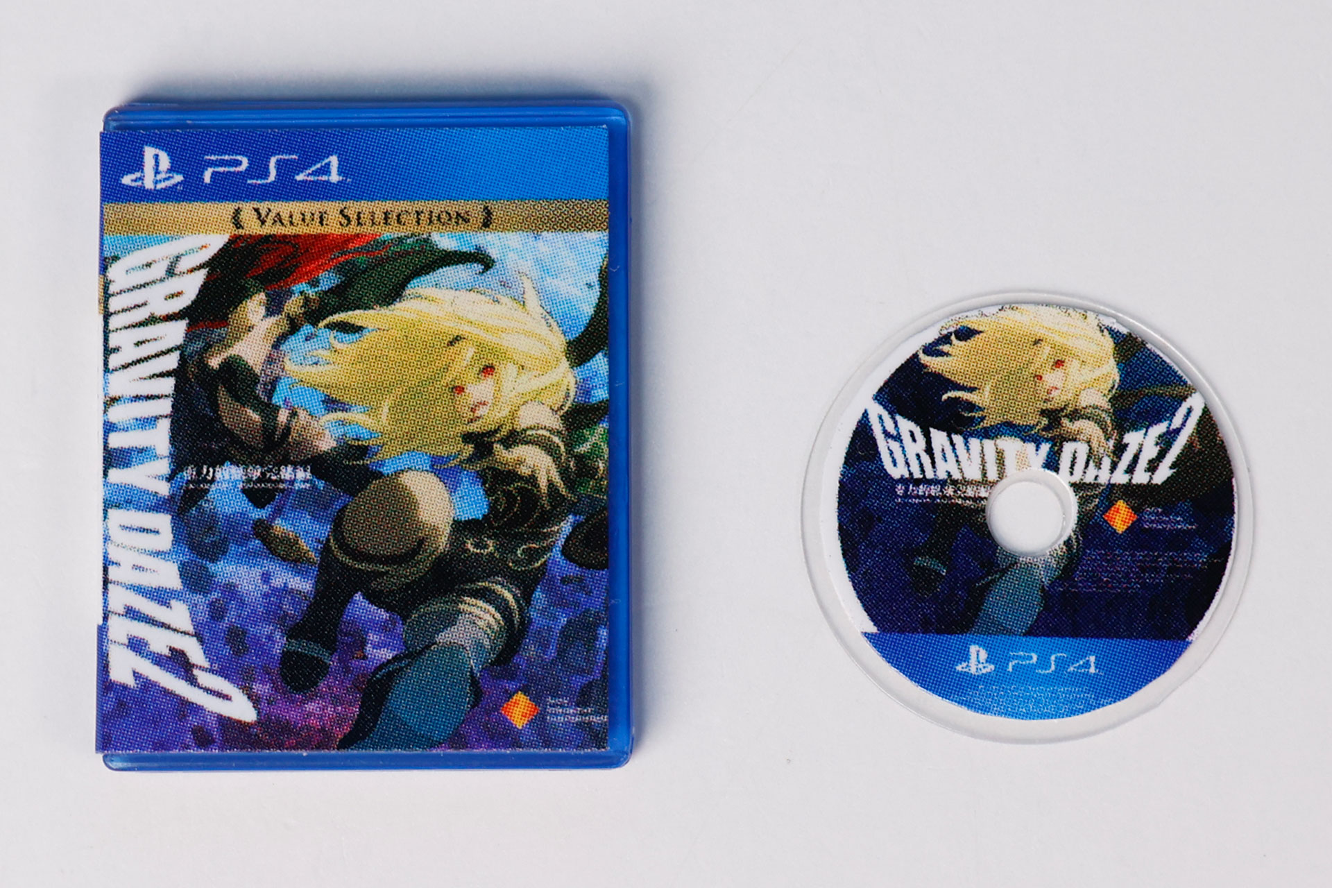 「GRAVITY DAZE 2/重力的眩暈完結編：上層への帰還の果て、彼女の内宇宙に収斂した選択」のパッケージとディスクが付属