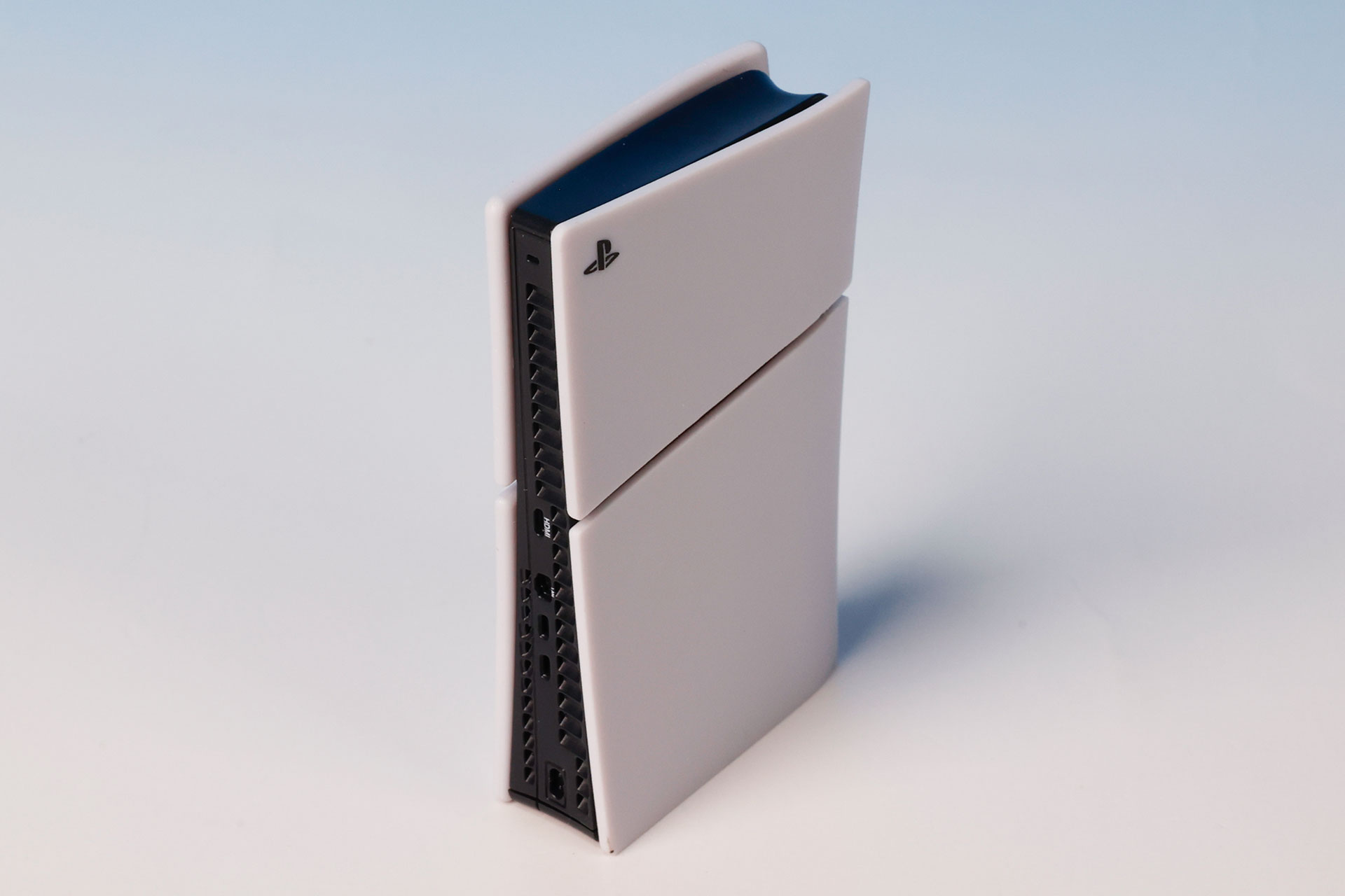 本体とは別売りのディスクドライブが付けられた状態で再現されている