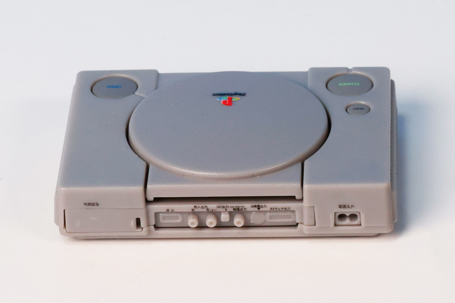 初期モデルは映像の出力端子が多かったが、そちらもしっかり再現