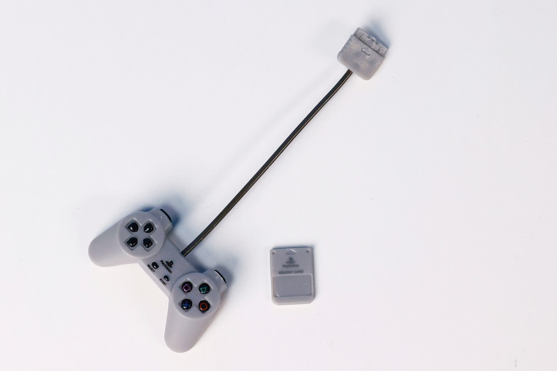 コントローラーとメモリーカードは自由に着脱可能だ