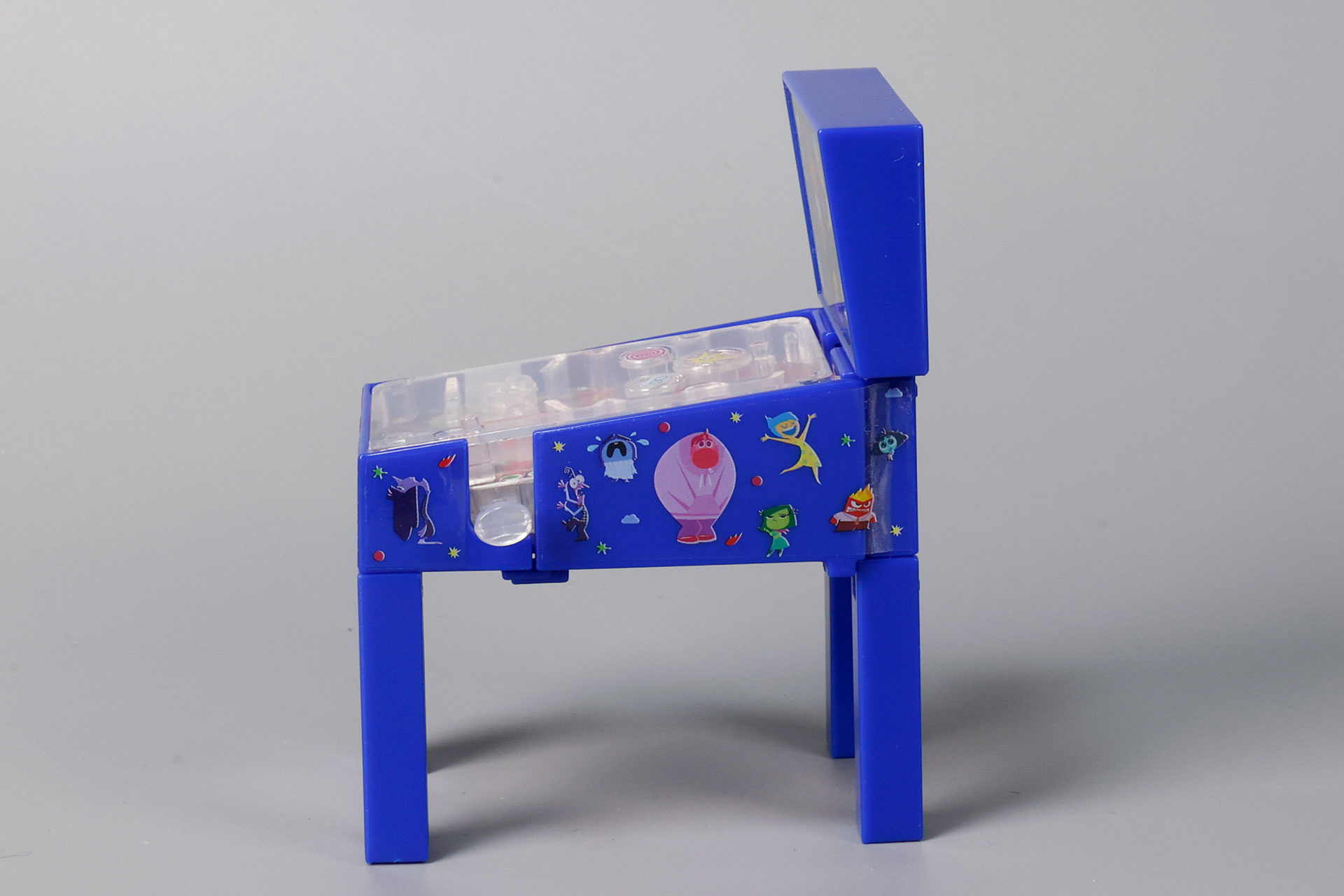 側面にはキャラクターのイラストが描かれている