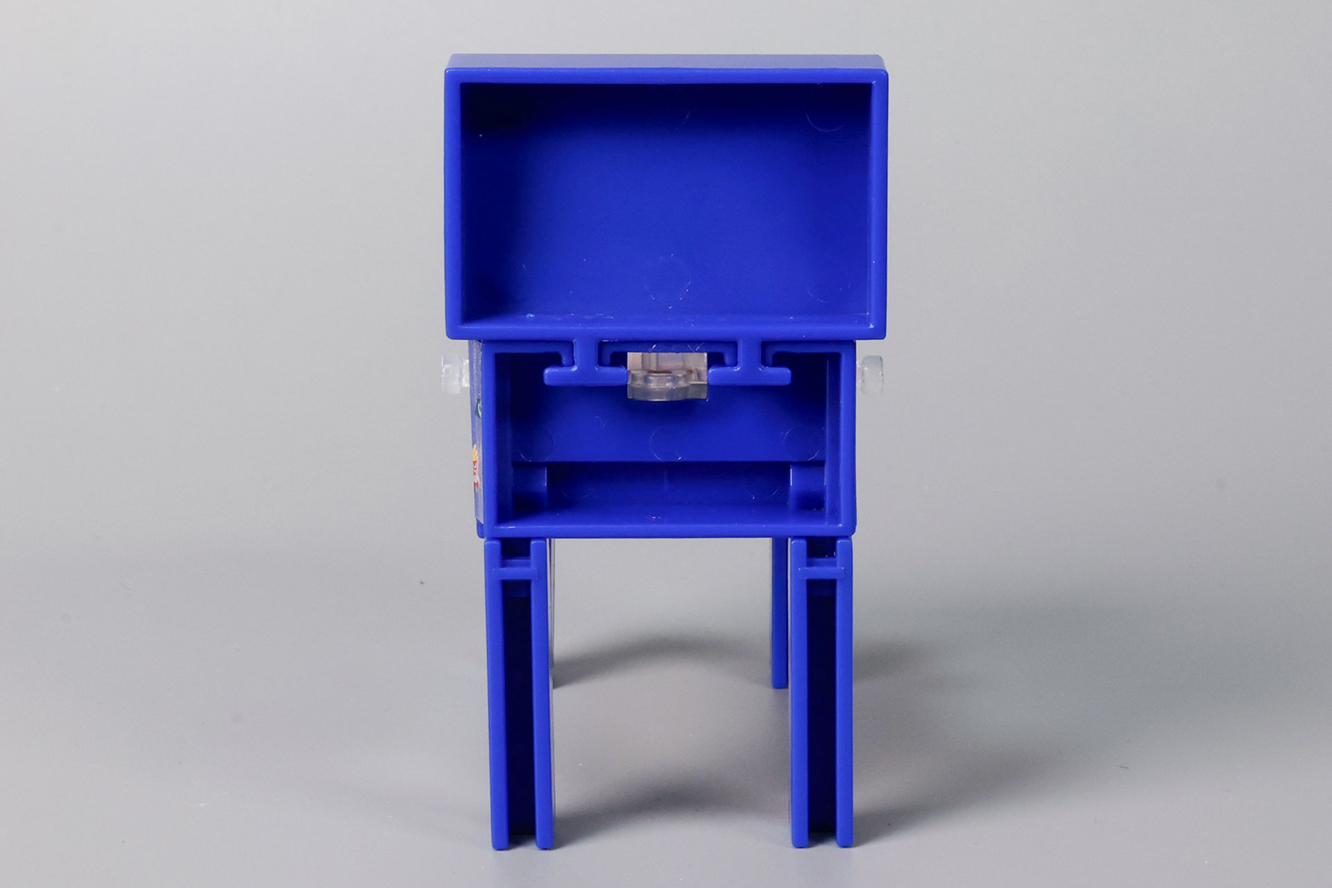 本物は壁側に設置されているので見る機会はないが、ミニチュアの裏側はこのようになっている