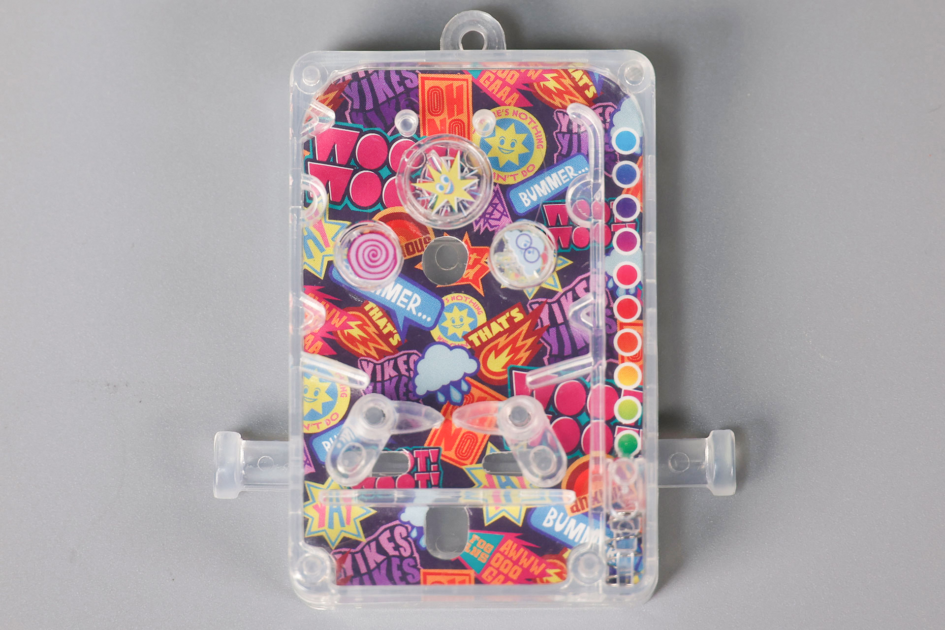 まずは右側のレーンからボールを弾いて遊ぼう！