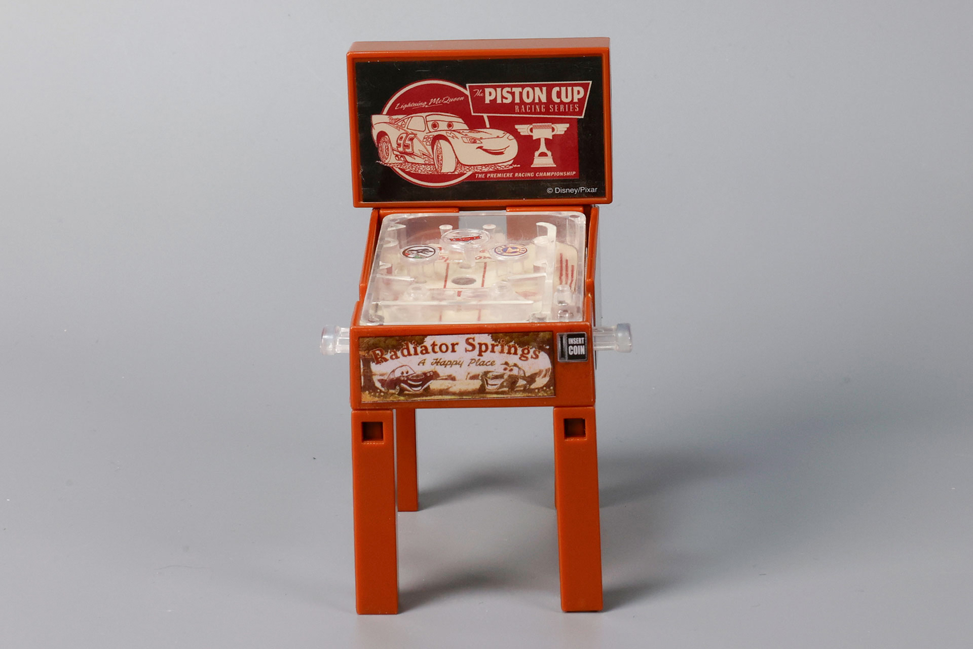 こちらが「カーズ」のピンボールマシンだ