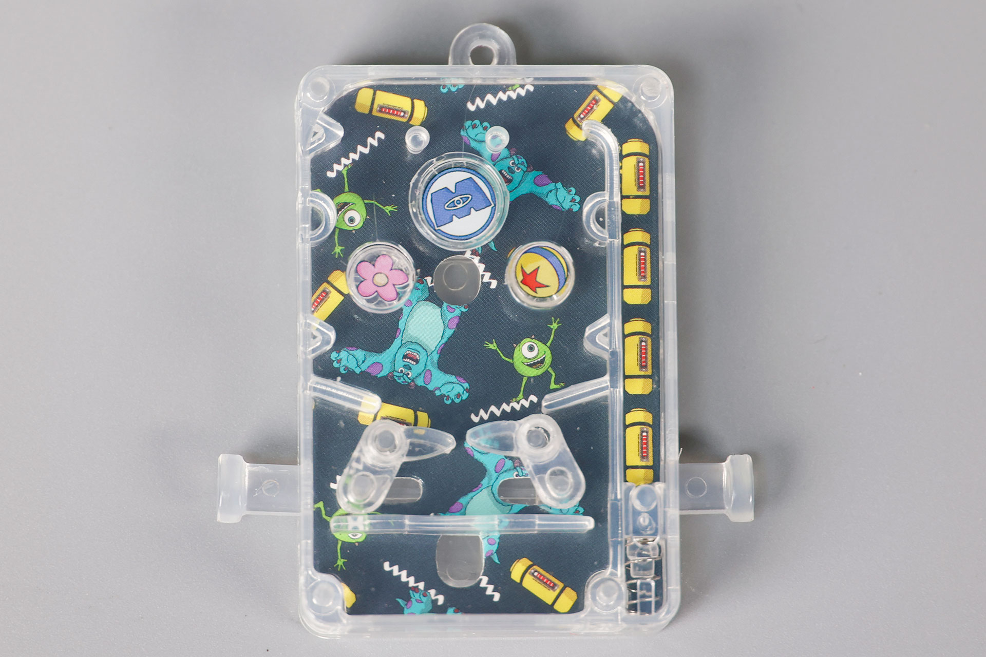 黒地に「モンスターズ・インク」のキャラクターたちが描かれている