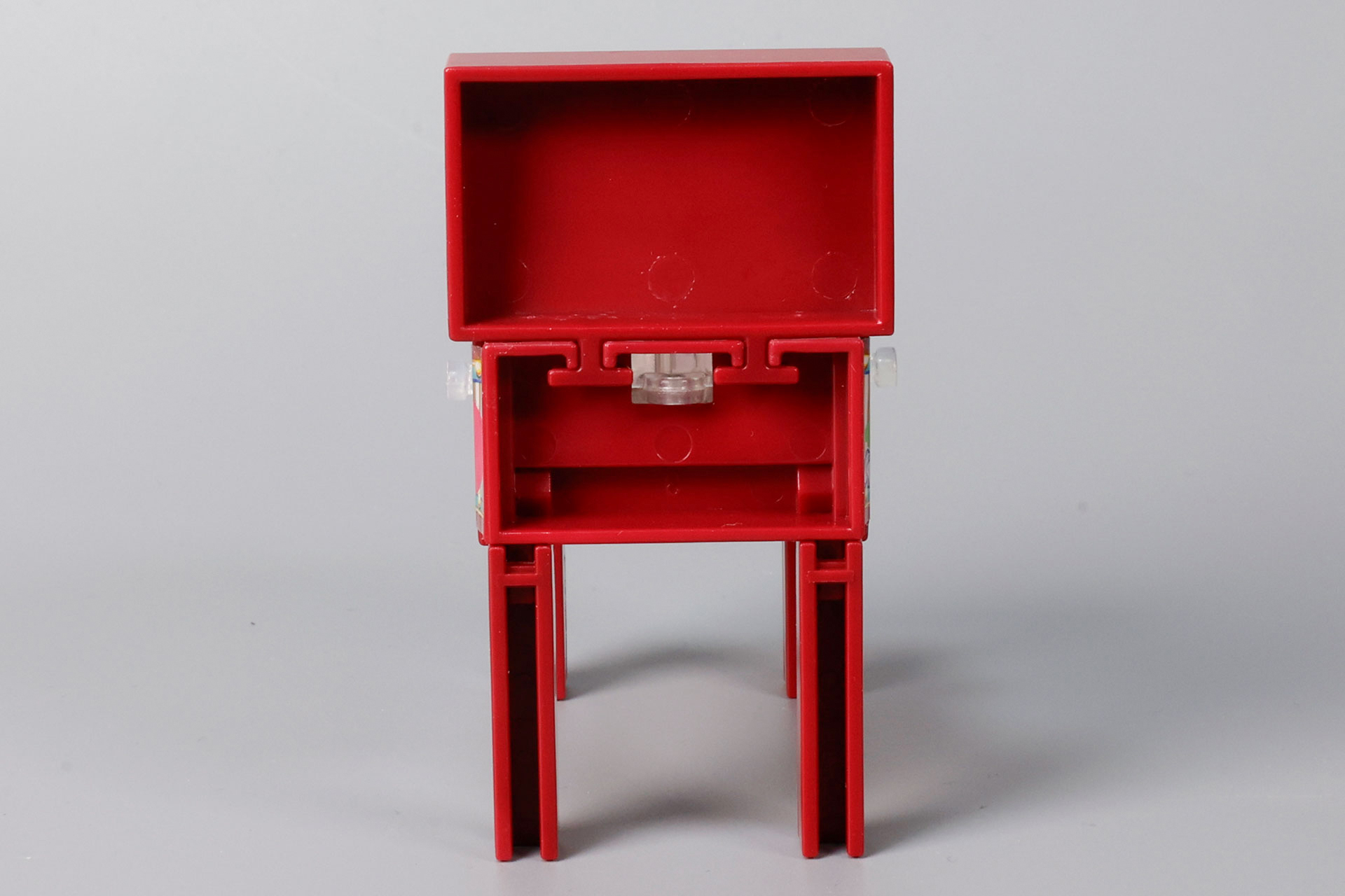 背面側は壁面に設置しやすい形状だ