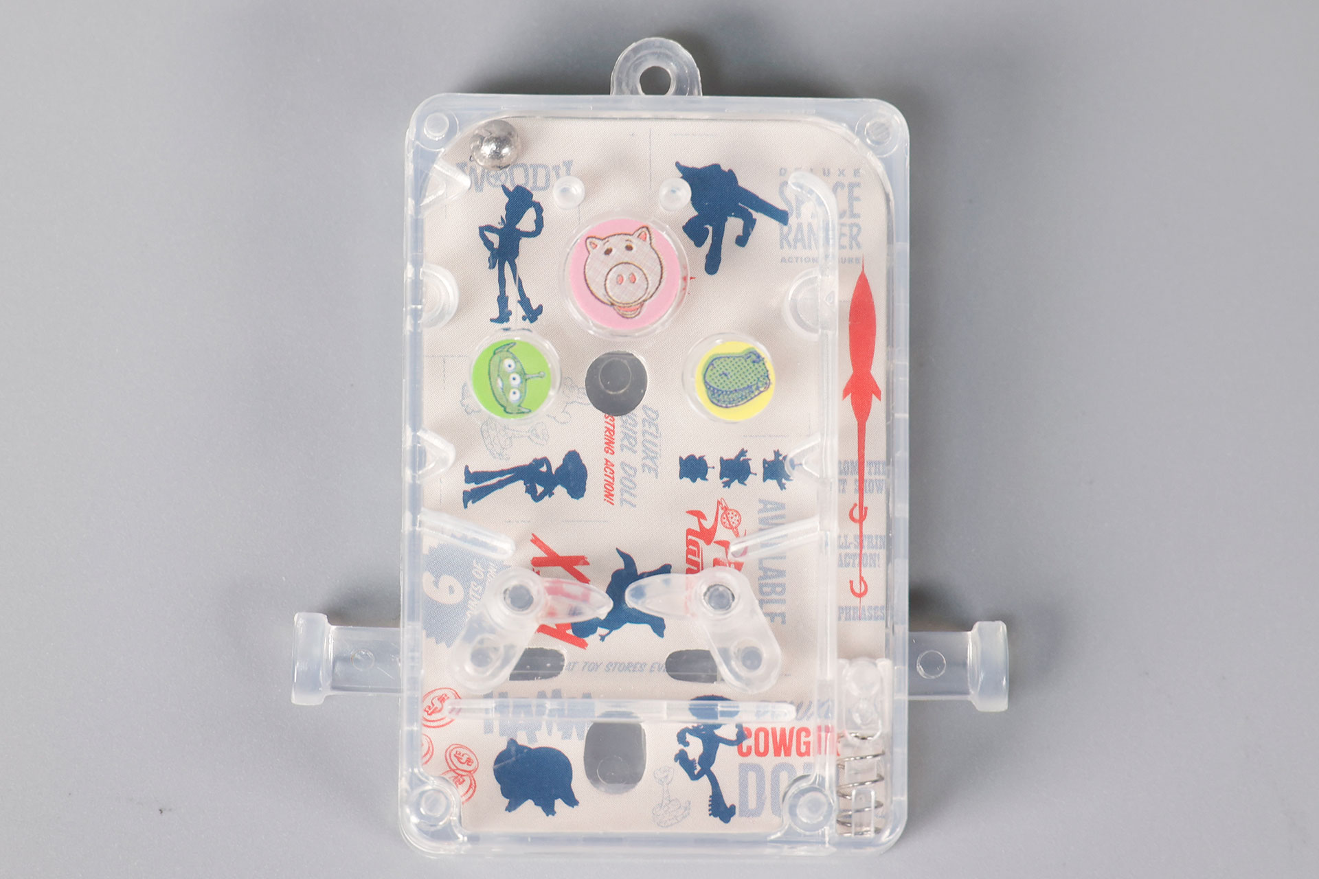 盤面にはキャラクターのシルエットが描かれている