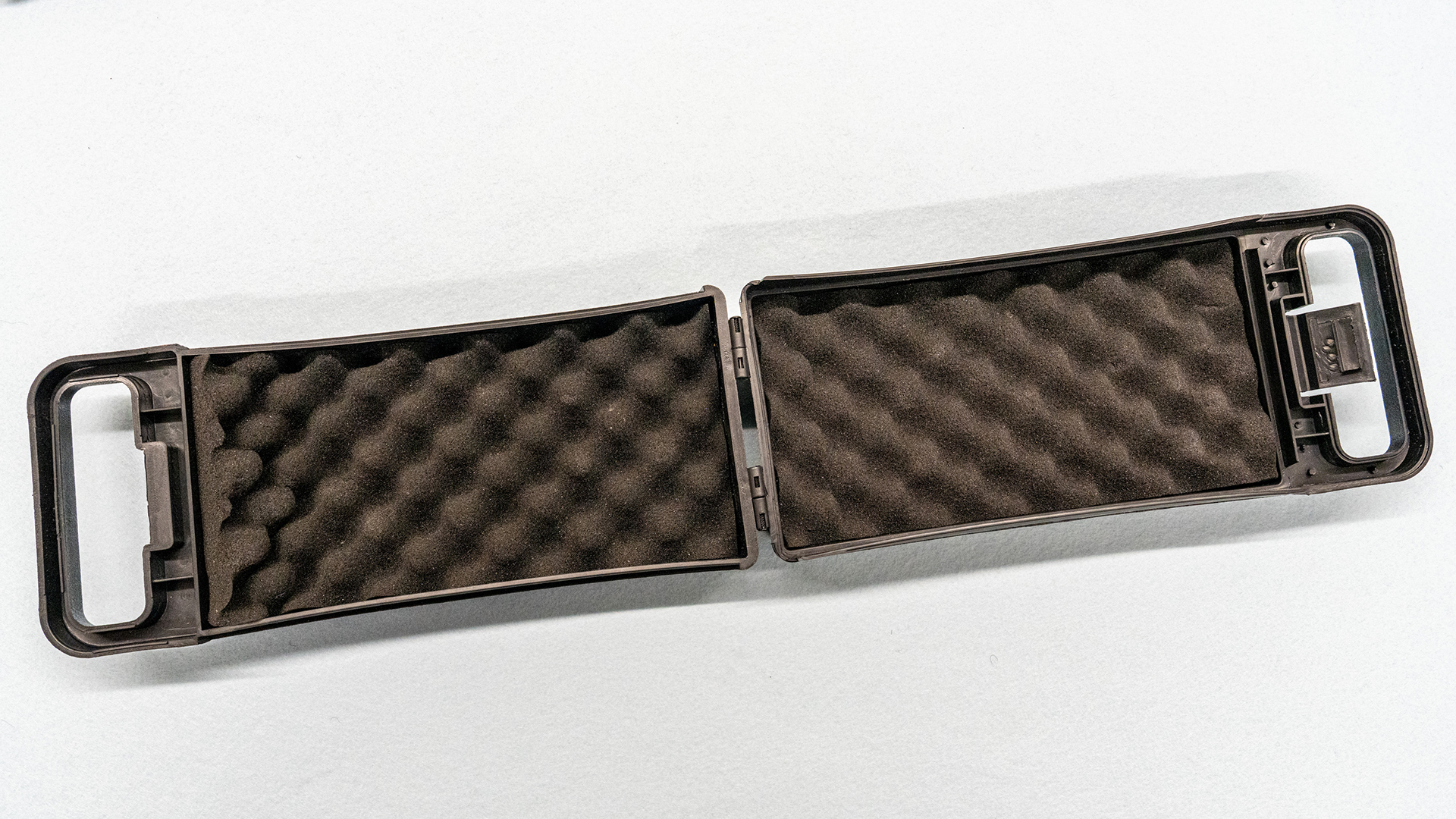 凹凸のあるウレタンで模型やフィギュアを保護する