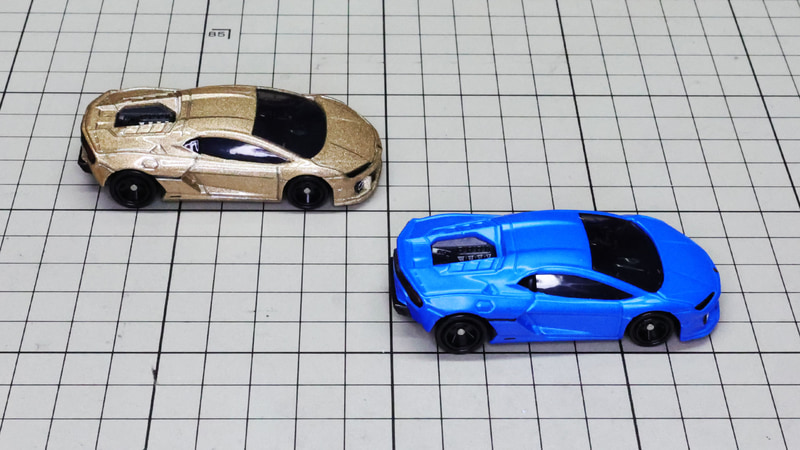 リア：V8エンジンが見えるリアセクション