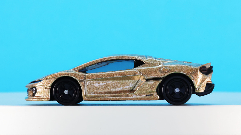 スーパーカーを包み込むゴールドラメの輝き