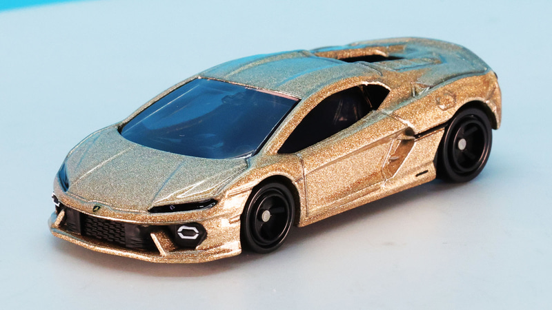 スーパーカーを包み込むゴールドラメの輝き