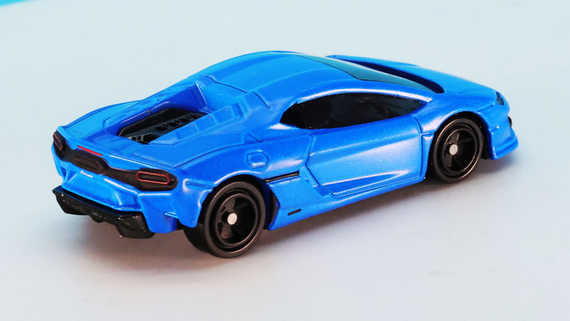 こちらは引き締まった印象にも見えるリアセクション