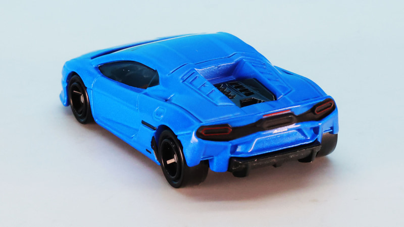 こちらは引き締まった印象にも見えるリアセクション