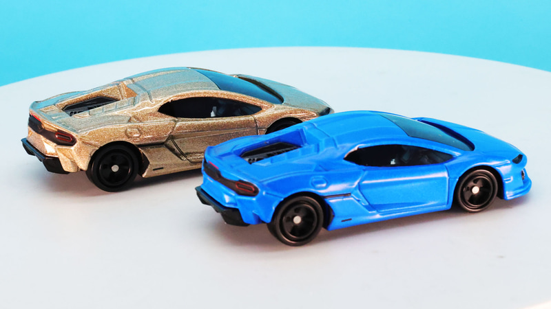 激しいフラッシュを浴びながらお披露目されているようです