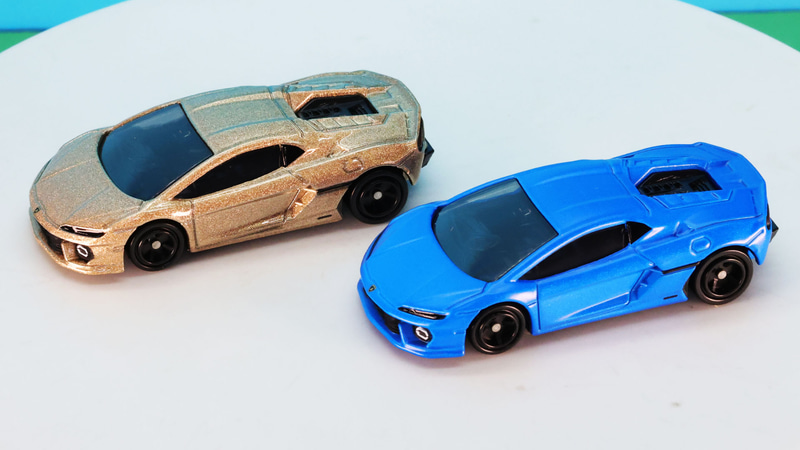 まさにランボルギーニを体現するようなフラットでワイドでローなスタイリングをトミカで再現しています