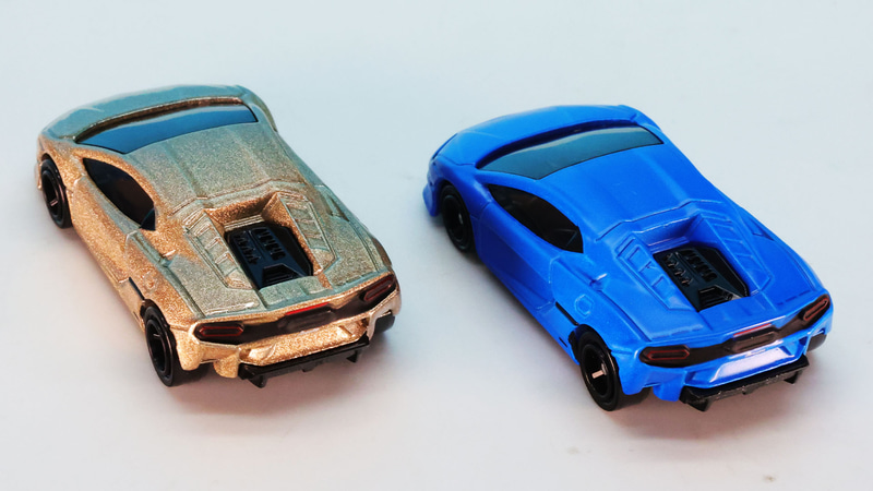 ドライバーの後ろにあるV8エンジンがスーパーカーであることをパワフルに魅せつけます