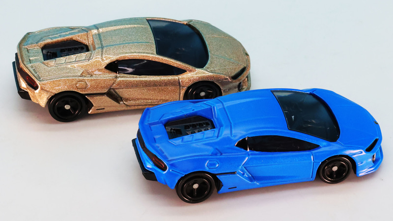 ルーフの上左右には立体ディテールがあることが確認できます