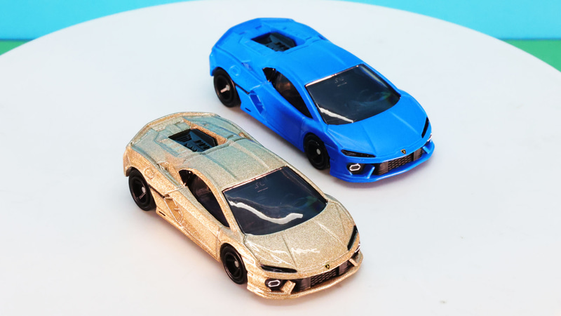 ルーフの上左右には立体ディテールがあることが確認できます