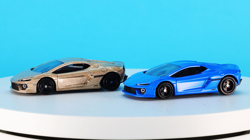 つや消しブルーのボディは光をよく引き伸ばし、トミカでのシェイプの再現度の高さを示しています