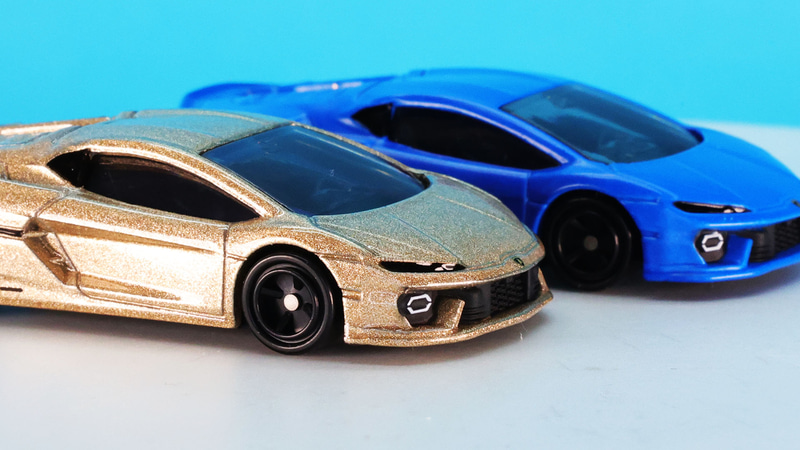 薄いヘッドライトは塗装で表現されています