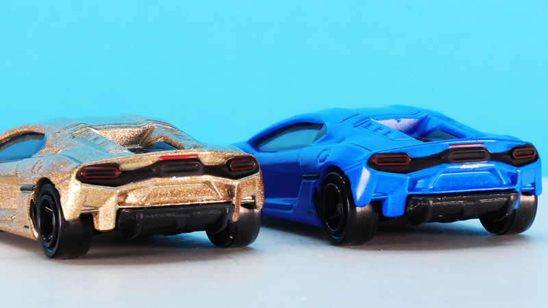 ホイールはブラックのトミカホイールでスーパーカーの凄みを演出します