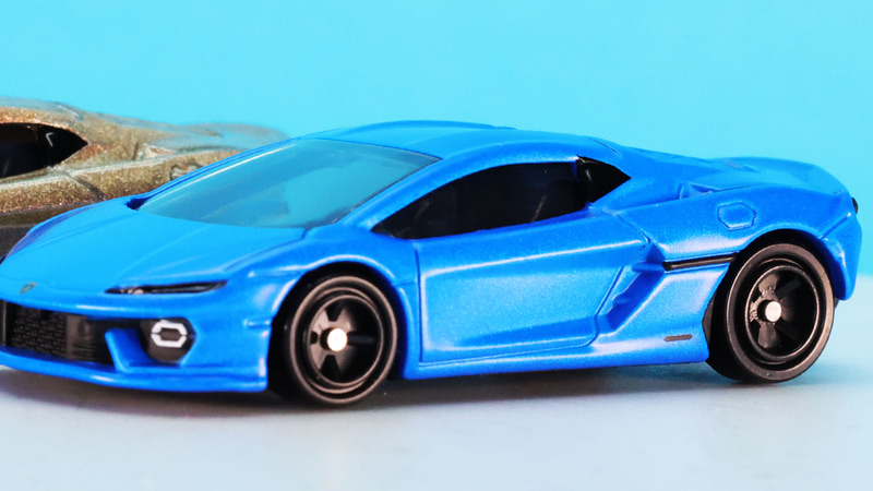 左右ドアの後端にあるエアインテークもモールドされています