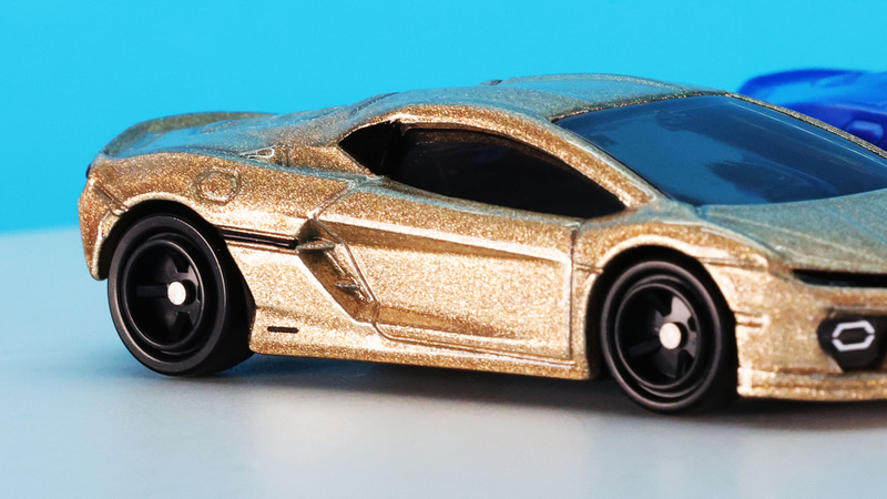 エアインテークの外装の分割ラインにはブラックのラインがあり、塗装で再現されています