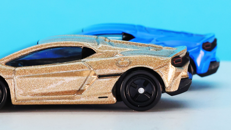 エアインテークの外装の分割ラインにはブラックのラインがあり、塗装で再現されています