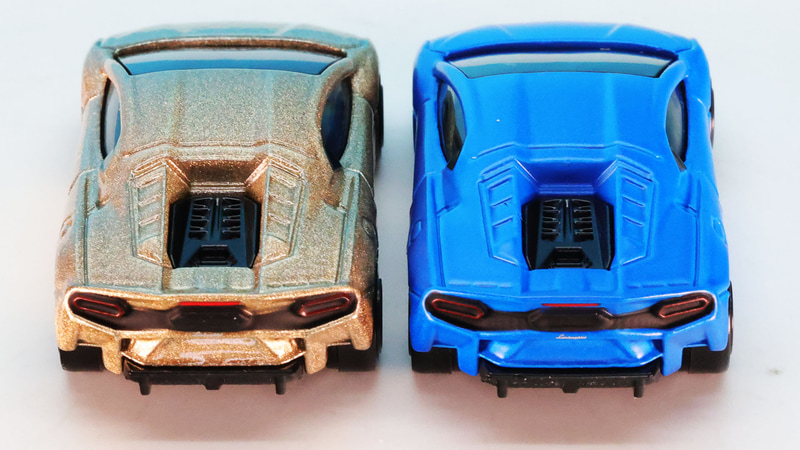 リアにあるV8エンジンも8気筒のモールドがされています