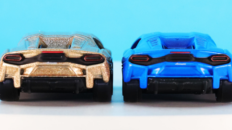 エキゾーストパイプはリア中央に出ていて上方排気となります