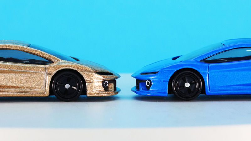 フロントのボンネット部とフロントガラス部にある段差がリアリティを生み出します