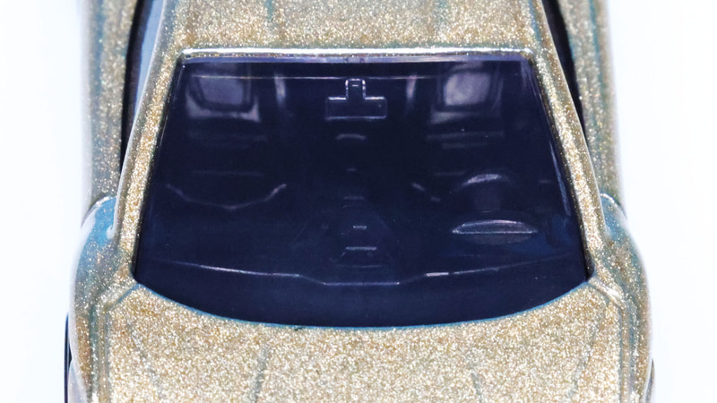 上面の面積が広いダッシュボードも特徴で、もちろん左ハンドルを再現しています