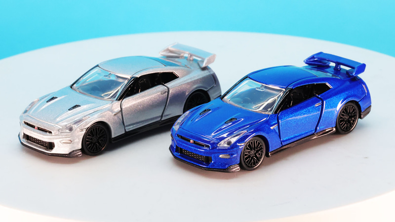 フロントの空力処理とリアのウイングによるダウンフォースを路面に伝えます