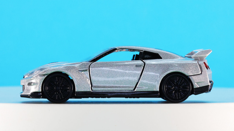 フロントからなだらかにリアへつながる上面のラインが美しい