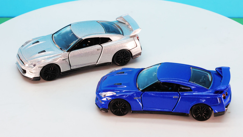 上側から見るとそれらのラインが混ざり合ってこのクルマの高い性能が浮かび上がってくるようです