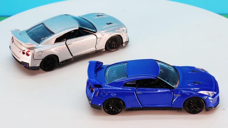 手の中に納めるとボディのカタマリ感を感じられます